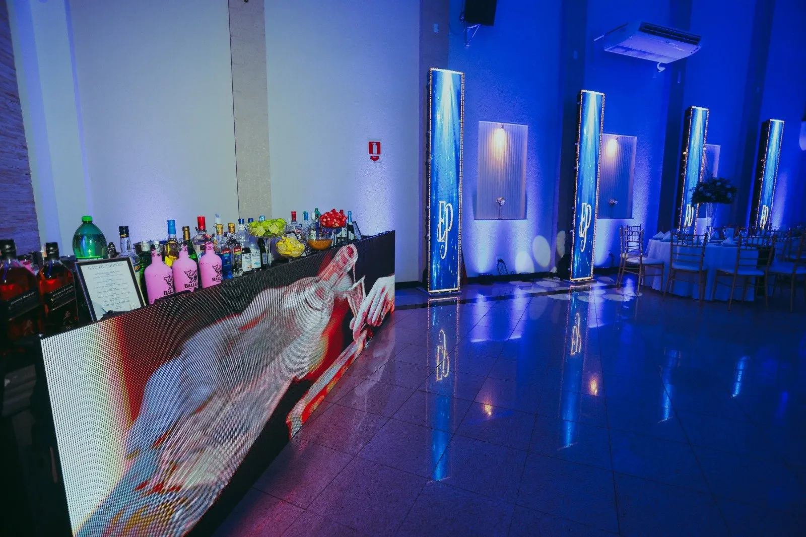Festa com efeitos visuais premium e iluminação cênica